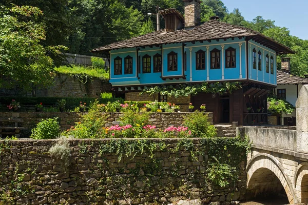 EDDR, Gabrovo, Bulgaristan - 6 Temmuz 2018: Eski evde mimari etnografik kompleksi EDDR (Etara) yakınındaki şehir Gabrovo, Bulgaristan
