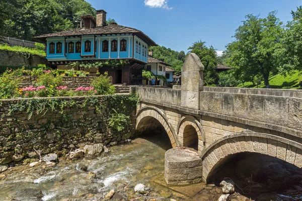 EDDR, Gabrovo, Bulgaristan - 6 Temmuz 2018: Eski evde mimari etnografik kompleksi EDDR (Etara) yakınındaki şehir Gabrovo, Bulgaristan