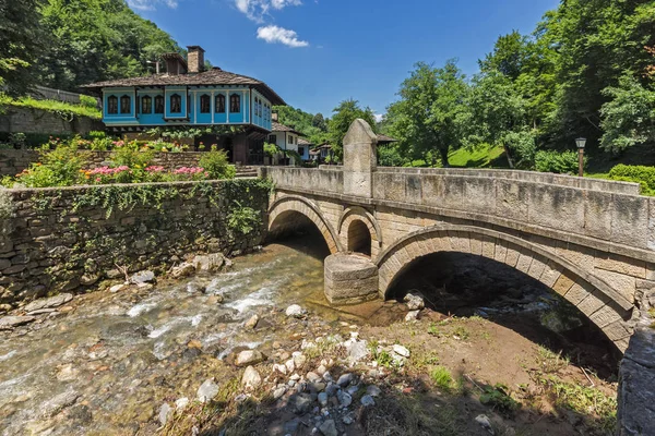 EDDR, Gabrovo, Bulgaristan - 6 Temmuz 2018: Eski evde mimari etnografik kompleksi EDDR (Etara) yakınındaki şehir Gabrovo, Bulgaristan