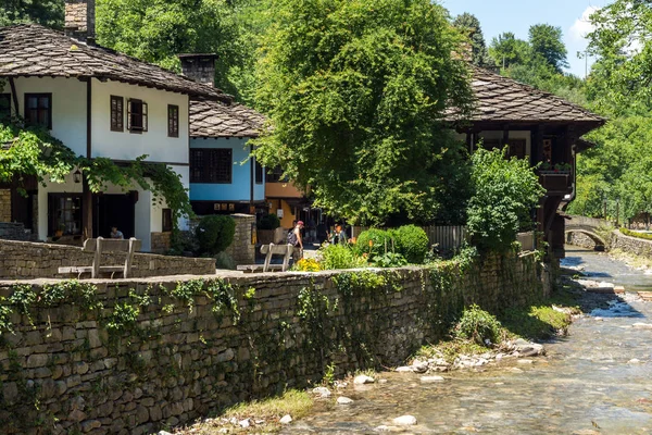 EDDR, Gabrovo, Bulgaristan - 6 Temmuz 2018: Eski evde mimari etnografik kompleksi EDDR (Etara) yakınındaki şehir Gabrovo, Bulgaristan