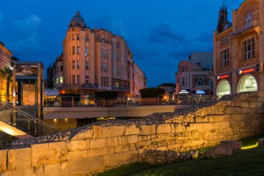 Plovdiv, Bulgaristan - 22 Ağustos 2017: Gece fotoğraf Knyaz Alexander ben Plovdiv, Bulgaristan şehirde sokak