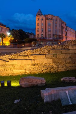 Plovdiv, Bulgaristan - 22 Ağustos 2017: Gece fotoğraf Knyaz Alexander ben Plovdiv, Bulgaristan şehirde sokak