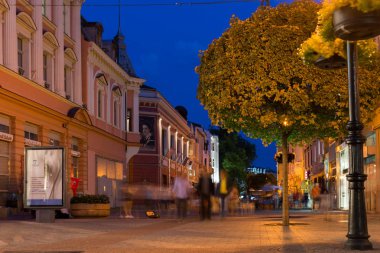 Plovdiv, Bulgaristan - 22 Ağustos 2017: Gece fotoğraf Knyaz Alexander ben Plovdiv, Bulgaristan şehirde sokak