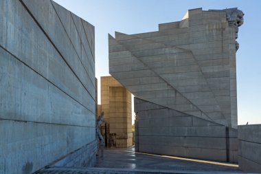 Shumen, Bulgaristan - 10 Nisan 2017: Gün batımı görünümü Bulgar Devlet Anıtı Şehir Shumen, Bulgaristan yakınındaki kurucularından