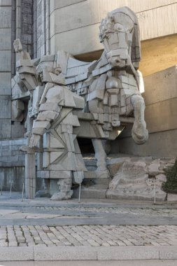Shumen, Bulgaristan - 10 Nisan 2017: Gün batımı görünümü Bulgar Devlet Anıtı Şehir Shumen, Bulgaristan yakınındaki kurucularından