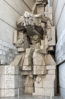 Shumen, Bulgaristan - 10 Nisan 2017: Gün batımı görünümü Bulgar Devlet Anıtı Şehir Shumen, Bulgaristan yakınındaki kurucularından