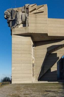 Shumen, Bulgaristan - 10 Nisan 2017: Gün batımı görünümü Bulgar Devlet Anıtı Şehir Shumen, Bulgaristan yakınındaki kurucularından