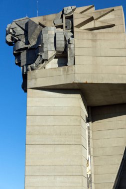 Shumen, Bulgaristan - 10 Nisan 2017: Gün batımı görünümü Bulgar Devlet Anıtı Şehir Shumen, Bulgaristan yakınındaki kurucularından