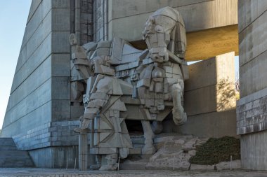 Shumen, Bulgaristan - 10 Nisan 2017: Gün batımı görünümü Bulgar Devlet Anıtı Şehir Shumen, Bulgaristan yakınındaki kurucularından