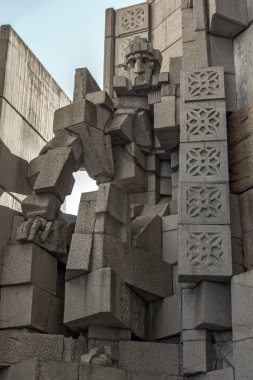 Shumen, Bulgaristan - 10 Nisan 2017: Gün batımı görünümü Bulgar Devlet Anıtı Şehir Shumen, Bulgaristan yakınındaki kurucularından