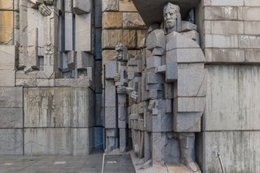 Shumen, Bulgaristan - 10 Nisan 2017: Gün batımı görünümü Bulgar Devlet Anıtı Şehir Shumen, Bulgaristan yakınındaki kurucularından