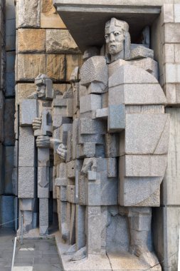 Shumen, Bulgaristan - 10 Nisan 2017: Gün batımı görünümü Bulgar Devlet Anıtı Şehir Shumen, Bulgaristan yakınındaki kurucularından