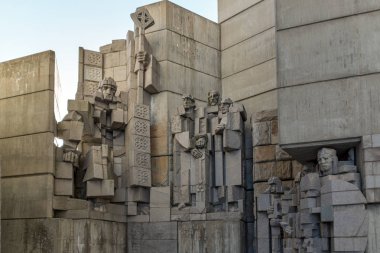 Shumen, Bulgaristan - 10 Nisan 2017: Gün batımı görünümü Bulgar Devlet Anıtı Şehir Shumen, Bulgaristan yakınındaki kurucularından