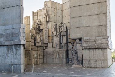 Shumen, Bulgaristan - 10 Nisan 2017: Gün batımı görünümü Bulgar Devlet Anıtı Şehir Shumen, Bulgaristan yakınındaki kurucularından