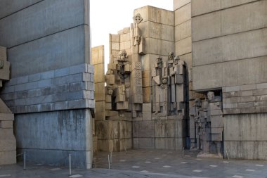 Shumen, Bulgaristan - 10 Nisan 2017: Gün batımı görünümü Bulgar Devlet Anıtı Şehir Shumen, Bulgaristan yakınındaki kurucularından