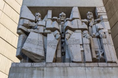 Shumen, Bulgaristan - 10 Nisan 2017: Gün batımı görünümü Bulgar Devlet Anıtı Şehir Shumen, Bulgaristan yakınındaki kurucularından