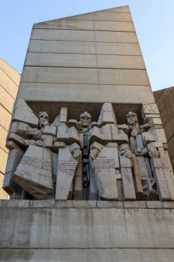 Shumen, Bulgaristan - 10 Nisan 2017: Gün batımı görünümü Bulgar Devlet Anıtı Şehir Shumen, Bulgaristan yakınındaki kurucularından