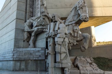 Shumen, Bulgaristan - 10 Nisan 2017: Gün batımı görünümü Bulgar Devlet Anıtı Şehir Shumen, Bulgaristan yakınındaki kurucularından