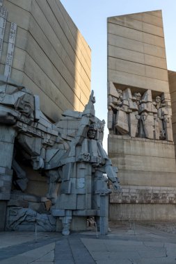 Shumen, Bulgaristan - 10 Nisan 2017: Gün batımı görünümü Bulgar Devlet Anıtı Şehir Shumen, Bulgaristan yakınındaki kurucularından