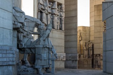 Shumen, Bulgaristan - 10 Nisan 2017: Gün batımı görünümü Bulgar Devlet Anıtı Şehir Shumen, Bulgaristan yakınındaki kurucularından