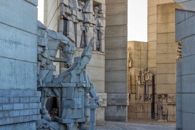 Shumen, Bulgaristan - 10 Nisan 2017: Gün batımı görünümü Bulgar Devlet Anıtı Şehir Shumen, Bulgaristan yakınındaki kurucularından