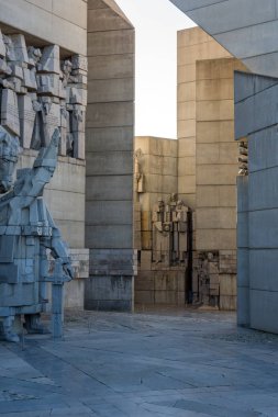 Shumen, Bulgaristan - 10 Nisan 2017: Gün batımı görünümü Bulgar Devlet Anıtı Şehir Shumen, Bulgaristan yakınındaki kurucularından