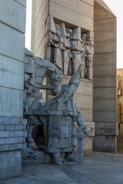 Shumen, Bulgaristan - 10 Nisan 2017: Gün batımı görünümü Bulgar Devlet Anıtı Şehir Shumen, Bulgaristan yakınındaki kurucularından