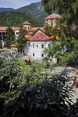 Bachkovo Manastırı, Bulgaristan - 30 Ağustos 2015: Binalar Ortaçağ Bachkovo Manastırı, Bulgaristan