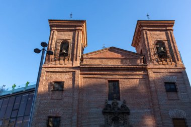 Madrid, İspanya - 24 Ocak 2018: Şaşırtıcı sabah görünümünü Iglesia de San Martin de Turları Şehir Madrid, İspanya