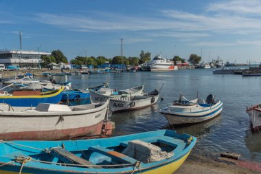 Nessebar, Bulgaristan - 12 Ağustos 2018: Port Panorama ve Nessebar Eski kasaba Burgaz bölge, Bulgaristan