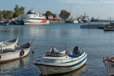 Nessebar, Bulgaristan - 12 Ağustos 2018: Port Panorama ve Nessebar Eski kasaba Burgaz bölge, Bulgaristan