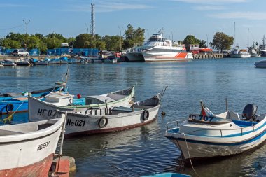 Nessebar, Bulgaristan - 12 Ağustos 2018: Port Panorama ve Nessebar Eski kasaba Burgaz bölge, Bulgaristan