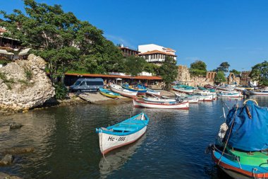 Nessebar, Bulgaristan - 12 Ağustos 2018: Port Panorama ve Nessebar Eski kasaba Burgaz bölge, Bulgaristan