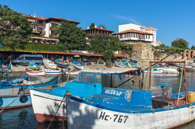Nessebar, Bulgaristan - 12 Ağustos 2018: Port Panorama ve Nessebar Eski kasaba Burgaz bölge, Bulgaristan