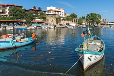 Nessebar, Bulgaristan - 12 Ağustos 2018: Port Panorama ve Nessebar Eski kasaba Burgaz bölge, Bulgaristan