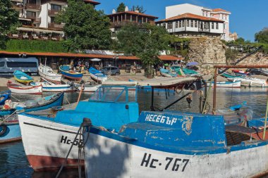 Nessebar, Bulgaristan - 12 Ağustos 2018: Port Panorama ve Nessebar Eski kasaba Burgaz bölge, Bulgaristan