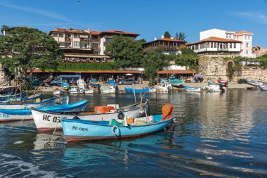 Nessebar, Bulgaristan - 12 Ağustos 2018: Port Panorama ve Nessebar Eski kasaba Burgaz bölge, Bulgaristan