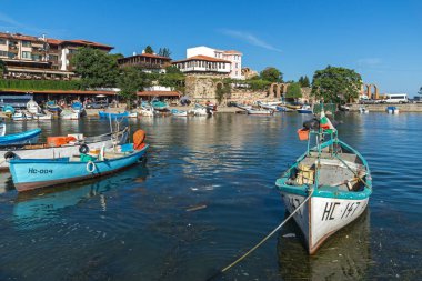 Nessebar, Bulgaristan - 12 Ağustos 2018: Port Panorama ve Nessebar Eski kasaba Burgaz bölge, Bulgaristan
