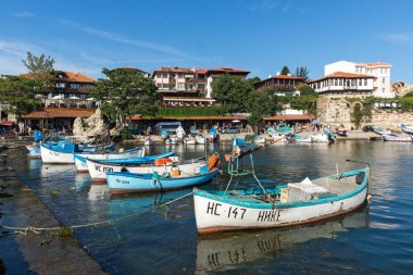Nessebar, Bulgaristan - 12 Ağustos 2018: Port Panorama ve Nessebar Eski kasaba Burgaz bölge, Bulgaristan