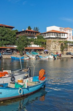 Nessebar, Bulgaristan - 12 Ağustos 2018: Port Panorama ve Nessebar Eski kasaba Burgaz bölge, Bulgaristan