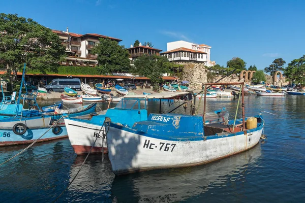 Nessebar, Bulgaristan - 12 Ağustos 2018: Port Panorama ve Nessebar Eski kasaba Burgaz bölge, Bulgaristan