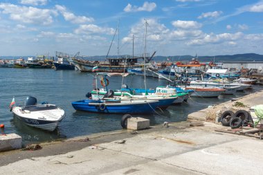 Nessebar, Bulgaristan - 12 Ağustos 2018: Panorama Nessebar bağlantı noktası, Burgaz bölge, Bulgaristan balıkçı teknesi ile
