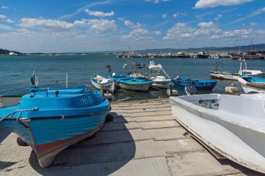Nessebar, Bulgaristan - 12 Ağustos 2018: Panorama Nessebar bağlantı noktası, Burgaz bölge, Bulgaristan balıkçı teknesi ile