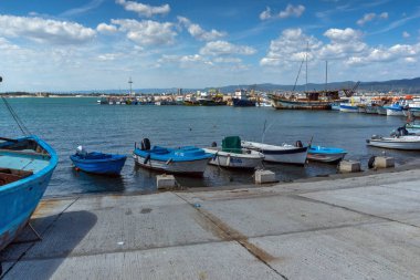 Nessebar, Bulgaristan - 12 Ağustos 2018: Panorama Nessebar bağlantı noktası, Burgaz bölge, Bulgaristan balıkçı teknesi ile