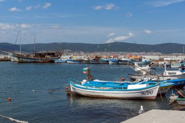 Nessebar, Bulgaristan - 12 Ağustos 2018: Panorama Nessebar bağlantı noktası, Burgaz bölge, Bulgaristan balıkçı teknesi ile