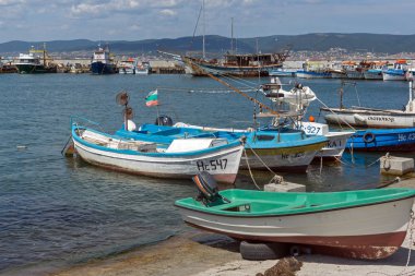Nessebar, Bulgaristan - 12 Ağustos 2018: Panorama Nessebar bağlantı noktası, Burgaz bölge, Bulgaristan balıkçı teknesi ile
