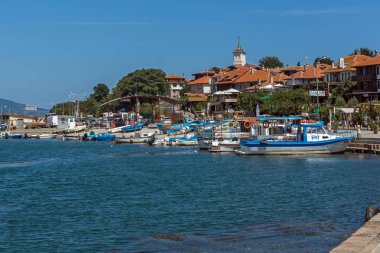 Nessebar, Bulgaristan - 12 Ağustos 2018: Panorama Nessebar bağlantı noktası, Burgaz bölge, Bulgaristan balıkçı teknesi ile