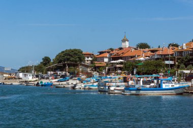 Nessebar, Bulgaristan - 12 Ağustos 2018: Panorama Nessebar bağlantı noktası, Burgaz bölge, Bulgaristan balıkçı teknesi ile