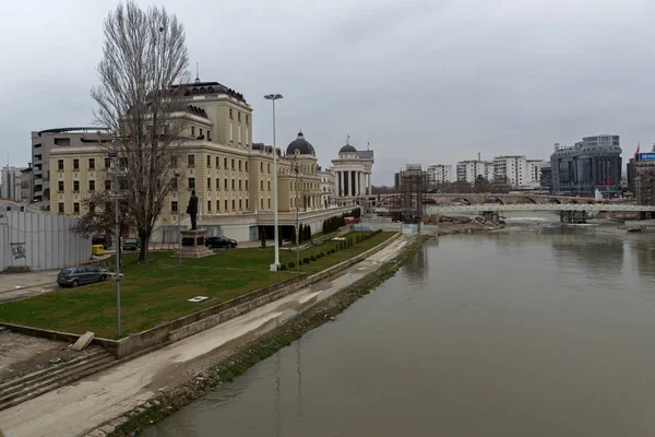 Skopje República Macedonia Febrero 2018 Río Vardar Pasa Por Centro —  Fotos de Stock