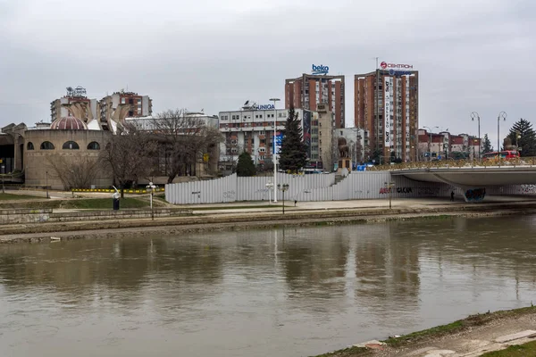 Skopje Macedonië Februari 2018 Vardar Rivier Loopt Door Het Centrum — Stockfoto